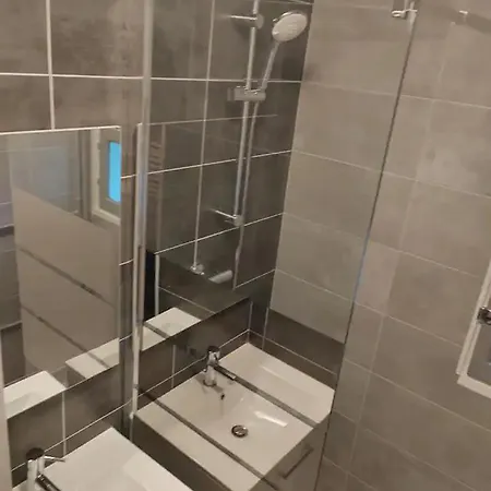 Quarto em Acomodações Particulares Dans Partagé, à 8 Min Du Centre-ville *